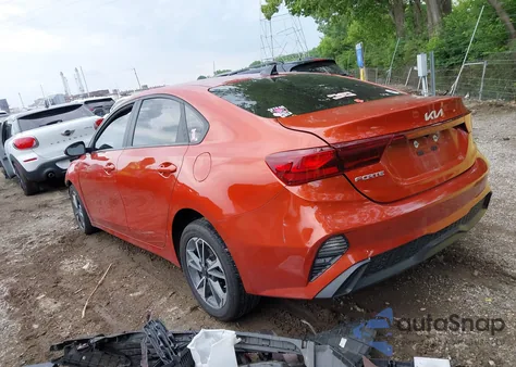 2022 Kia Forte Lxs z USA, uszkodzony, nr VIN 3KPF24AD2NE452706